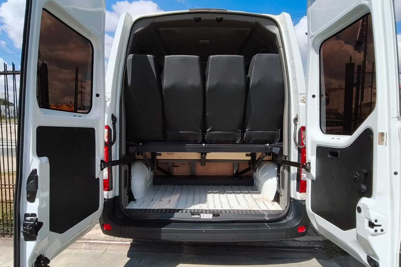 Renault Master Minibus - 23/24 8