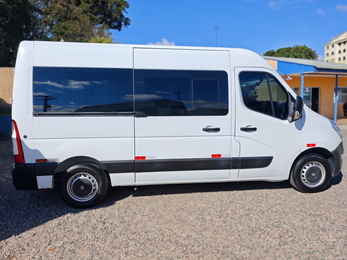 Renault Master Minibus - 14/15 8