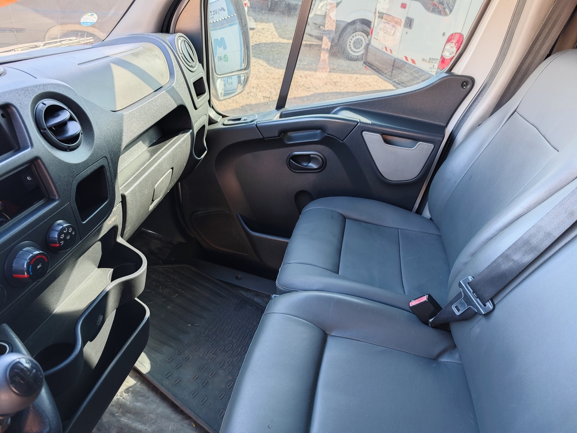Renault Master Minibus - 14/15 20