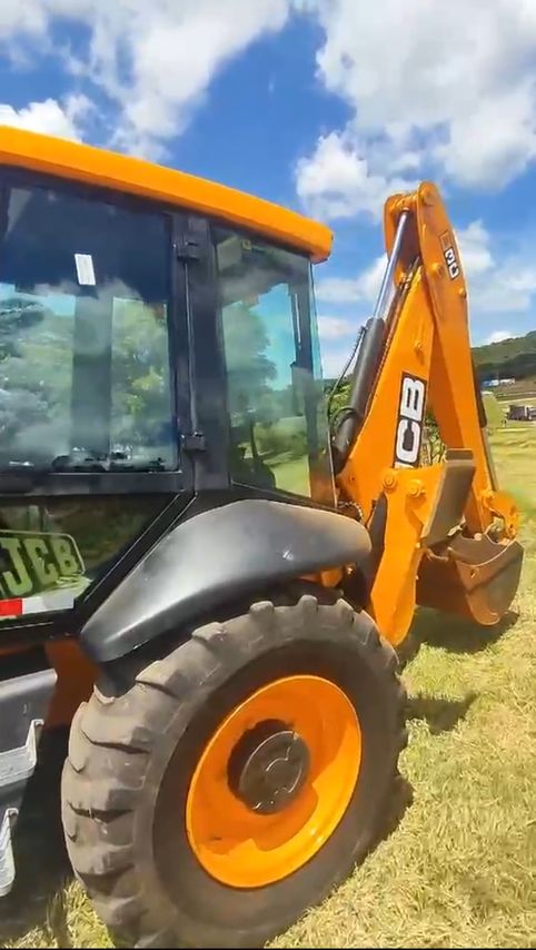 JCB 3C - 12/12 11