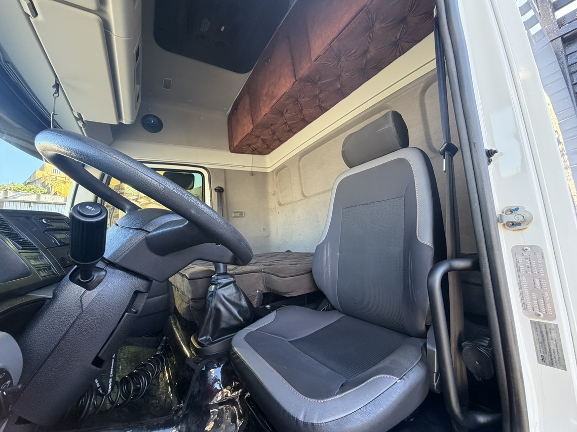 Volkswagen 30-330 Constellation 8x2 - 21/22 8