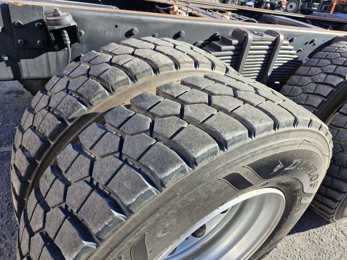 Volkswagen 31-330 E Constellation 6x4 - 13/14 9