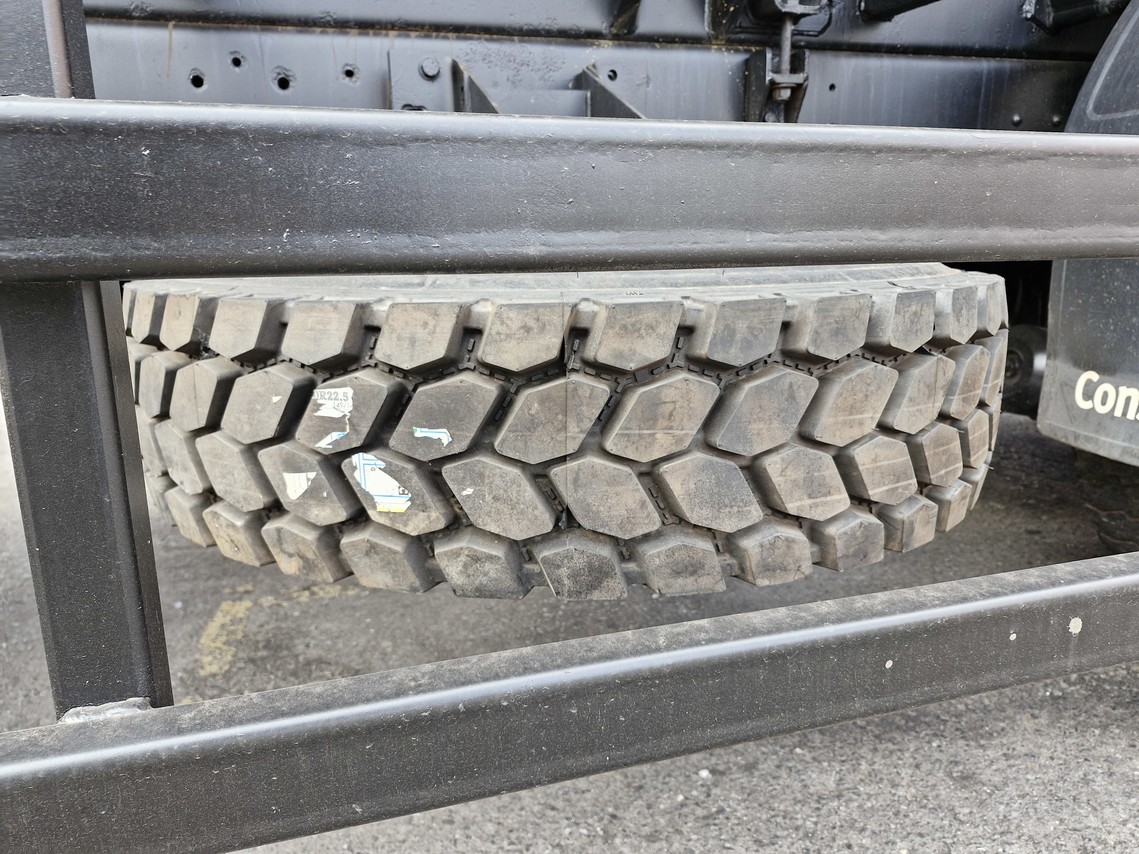 Volkswagen 31-330 E Constellation 6x4 - 13/14 15
