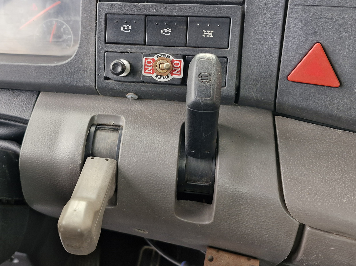 Volkswagen 31-330 E Constellation 6x4 - 13/14 17