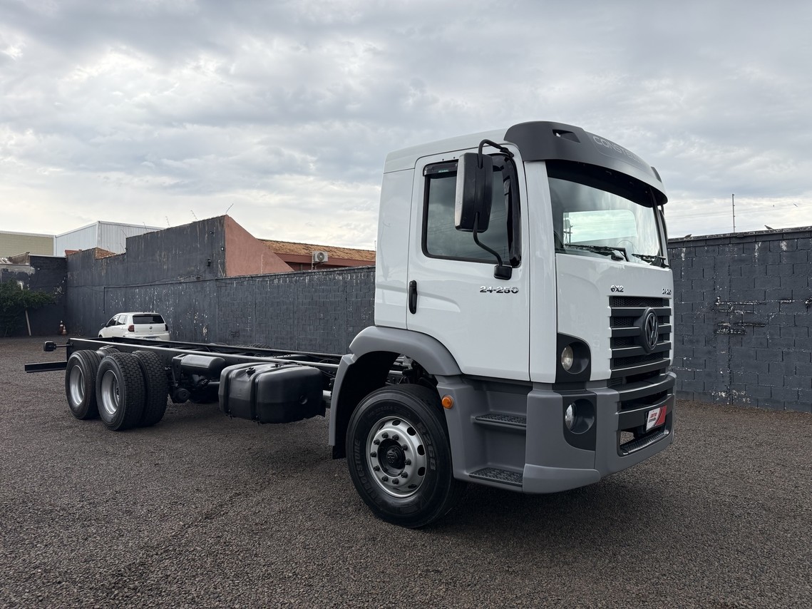Volkswagen 24-250 E Constellation 3-Eixos - 10/10 4