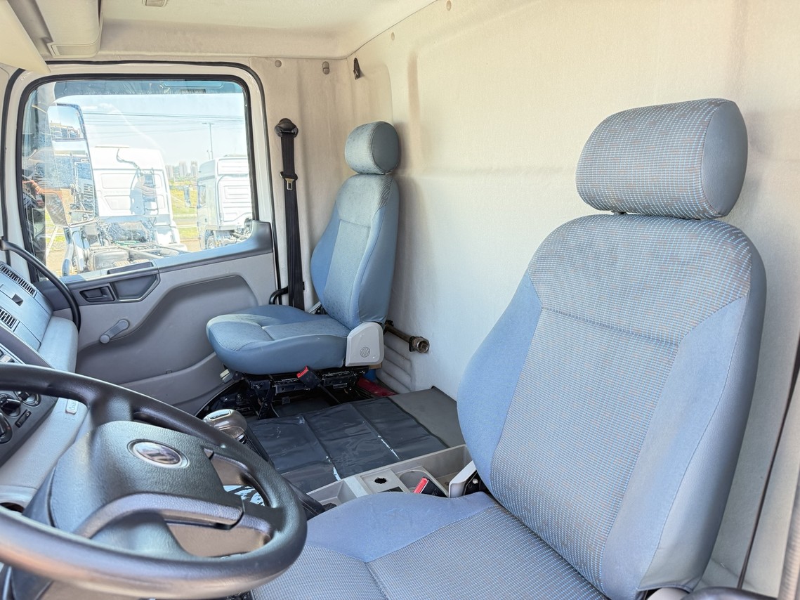 Volkswagen 24-250 E Constellation 3-Eixos - 10/10 5