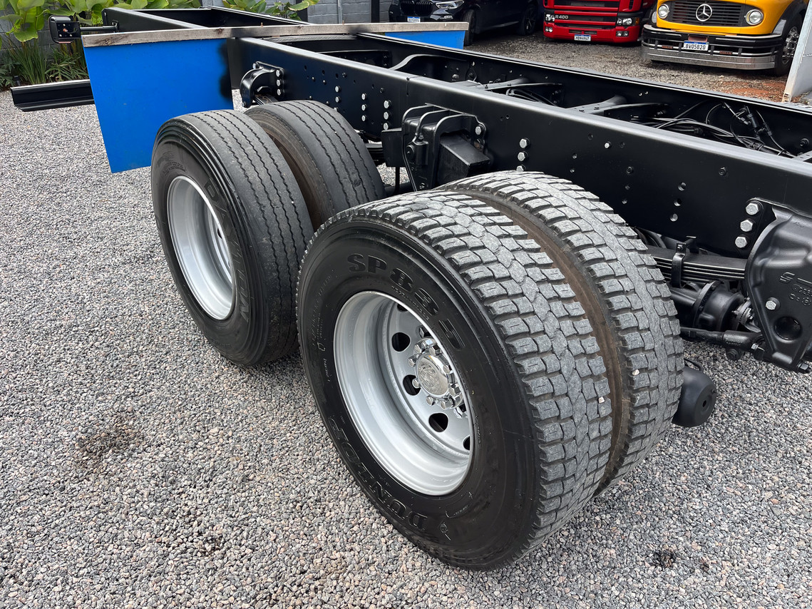 Volkswagen 30-330 Constellation 8x2 - 19/20 13