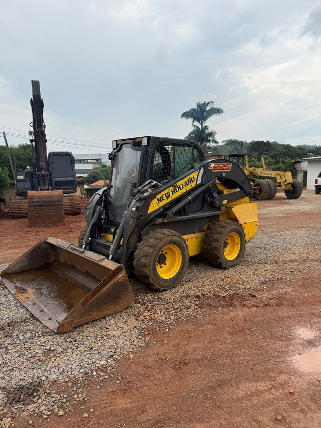 New Holland L225 - 17/17 2