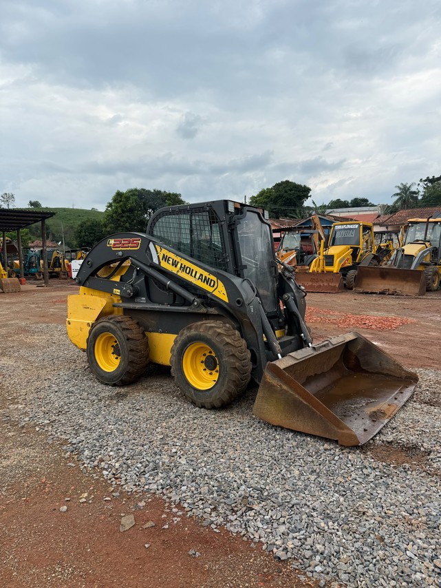 New Holland L225 - 17/17 5