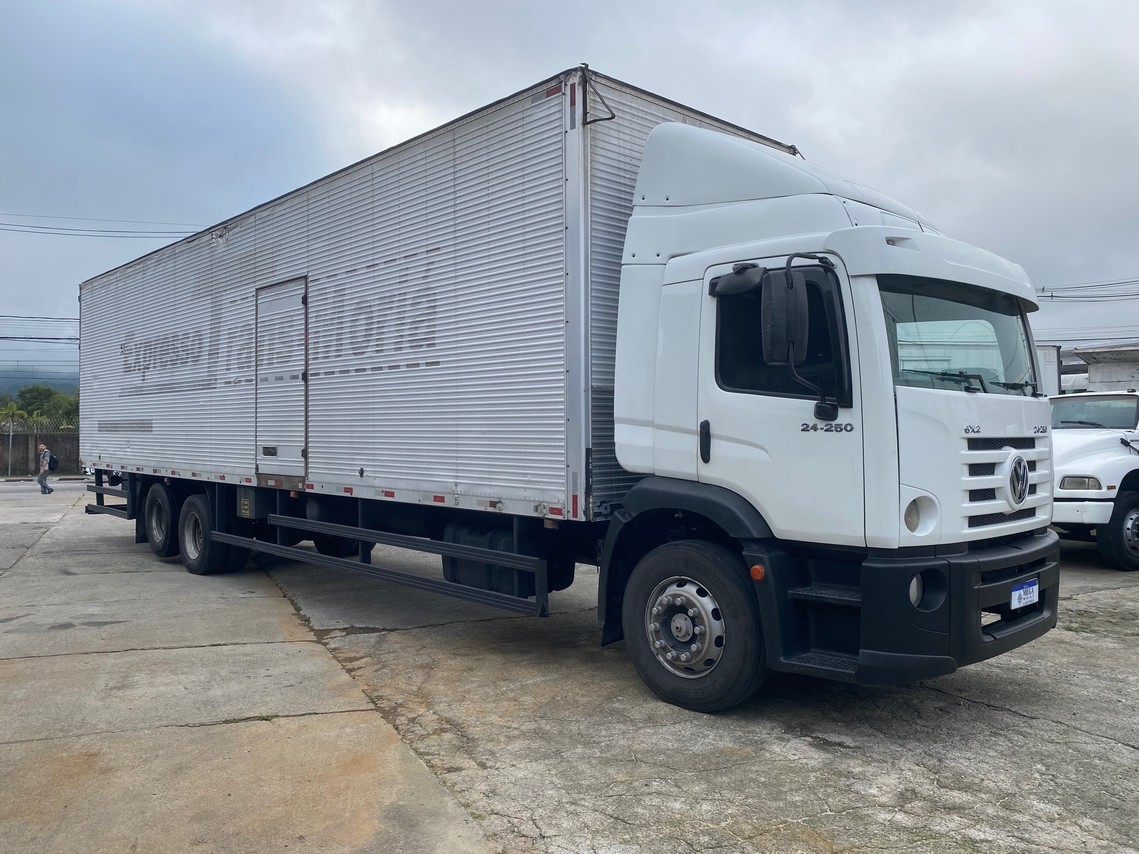 Volkswagen 24-250 E Constellation 3-Eixos - 09/10 3
