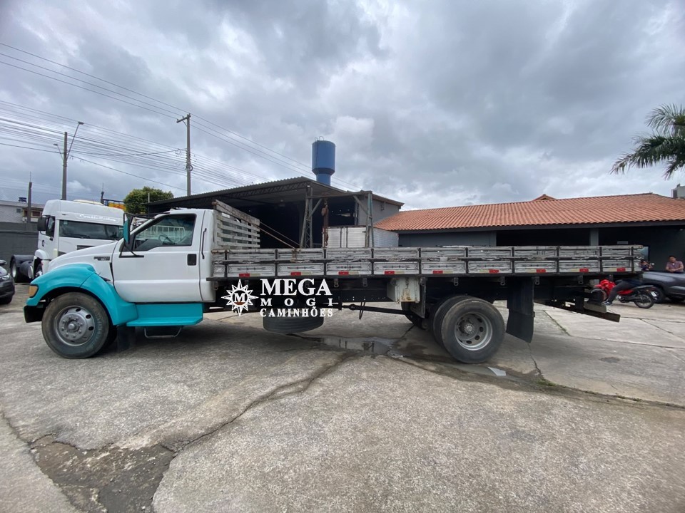 Ford F12000 - 04/05 12